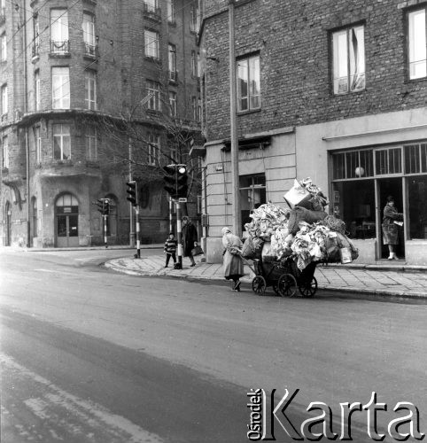 23.11.1962, Warszawa, Polska.
Kobieta ciągnąca wózek z makulaturą ul. Piękną.
Fot. Jarosław Tarań, zbiory Ośrodka KARTA [62-18]

