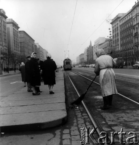 23.11.1962, Warszawa, Polska.
Kobieta zamiatająca ul. Marszałkowską.
Fot. Jarosław Tarań, zbiory Ośrodka KARTA [62-18]

