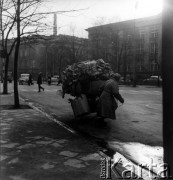 23.11.1962, Warszawa, Polska.
Kobieta ciągnąca wózek z makulaturą ulicą Emilii Platter.
Fot. Jarosław Tarań, zbiory Ośrodka KARTA [62-18]

