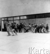 Sierpień 1962, Warszawa, Polska.
Dzieci bawiące się na tarasie między blokami przy Alejach Jerozolimskich.
Fot. Jarosław Tarań, zbiory Ośrodka KARTA [62-79]

