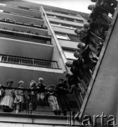 Sierpień 1962, Warszawa, Polska.
Dzieci na tarasie bloku przy Alejach Jerozolimskich.
Fot. Jarosław Tarań, zbiory Ośrodka KARTA [62-79]

