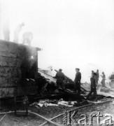 26.03.1962, Warszawa, Polska.
Strażacy w czasie gaszenia pożaru baraku przy ul. Wawelskiej.
Fot. Jarosław Tarań, zbiory Ośrodka KARTA [62-73]


