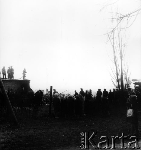 26.03.1962, Warszawa, Polska.
Pożar baraku przy ul. Wawelskiej.
Fot. Jarosław Tarań, zbiory Ośrodka KARTA [62-73]

