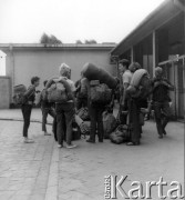 Sierpień 1962, Warszawa, Polska.
Podróżni na dworcu kolejowym Warszawa Główna.
Fot. Jarosław Tarań, zbiory Ośrodka KARTA [62-75]

