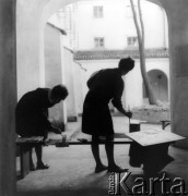 Wrzesień 1962, Warszawa, Polska.
Dwie kobiety podczas prac plastycznych w bramie jednej z kamienic na Starym Mieście.
Fot. Jarosław Tarań, zbiory Ośrodka KARTA [62-81]

