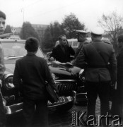 Październik 1962, Warszawa, Polska.
Karambol 12 samochodów na Rondzie Waszyngtona.
Fot. Jarosław Tarań, zbiory Ośrodka KARTA [62-83]

