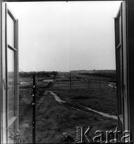 Wrzesień 1962, Warszawa, Polska.
Widok z okna kamienicy przy Al. Krakowskiej na Okęciu.
Fot. Jarosław Tarań, zbiory Ośrodka KARTA [62-74]


