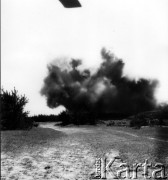 Wrzesień 1962, Kazuń, Polska.
Detonacja niewypałów na poligonie wojskowym.
Fot. Jarosław Tarań, zbiory Ośrodka KARTA [62-94]

