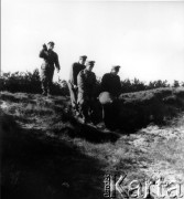 Wrzesień 1962, Kazuń, Polska.
Saperzy niosą niewypały na poligonie wojskowym do miejsca ich detonacji.
Fot. Jarosław Tarań, zbiory Ośrodka KARTA [62-94]

