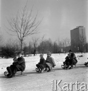 06.02.1965, Warszawa, Polska.
Rodzice z dziećmi na kuligu.
Fot. Jarosław Tarań, zbiory Ośrodka KARTA [65-3]
 
