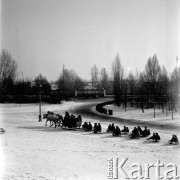 06.02.1965, Warszawa, Polska.
Rodzice z dziećmi na kuligu.
Fot. Jarosław Tarań, zbiory Ośrodka KARTA [65-4]
 
