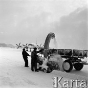 09.02.1965, Warszawa, Polska.
Odśnieżanie lotniska na Okęciu, w tle samolot.
Fot. Jarosław Tarań, zbiory Ośrodka KARTA [65-2]
 
