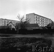 07.11.1965, Białystok, Polska.
Nowe bloki wybudowane w sąsiedztwie starych, drewnianych chałup.
Fot. Jarosław Tarań, zbiory Ośrodka KARTA [65-17]
 
