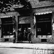 08.07.1965, Warszawa, Polska.
Czterej mężczyźni pijący piwo przed sklepem spożywczym.
Fot. Jarosław Tarań, zbiory Ośrodka KARTA [65-55]
 
