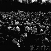 02.05.1965, Warszawa, Polska.
Tłum tańczących podczas majówki na Bielanach.
Fot. Jarosław Tarań, zbiory Ośrodka KARTA [65-66]
 
