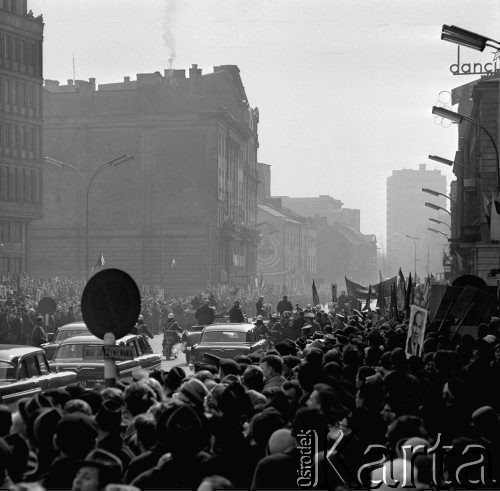 05.04.1965, Warszawa, Polska.
Wizyta radzieckich dostojników: I sekretarza KC KPZR Leonida Breżniewa i premiera Aleksieja Kosygina w Warszawie. Przejazd gości Nowym Światem w towarzystwie I sekretarza KC PZPR Władysława Gomułki i premiera Józefa Cyrankiewicza.
Fot. Jarosław Tarań, zbiory Ośrodka KARTA [65-74]
 
