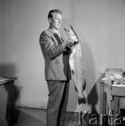 Sierpień 1965, Warszawa, Polska.
Wędkarz ze swoim trofeum - szczupakiem olbrzymem.
Fot. Jarosław Tarań, zbiory Ośrodka KARTA [65-57]
 
