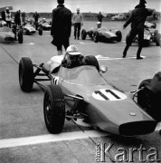 14.06.1965, Babice, Polska.
Samochody rajdowe przed startem, podczas wyścigów na płycie lotniska w Babicach.
Fot. Jarosław Tarań, zbiory Ośrodka KARTA [65-64]
 
