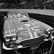14.06.1965, Warszawa, Polska.
Samochód rajdowy zdobywcy nagrody Grand Prix w wyścigach samochodowych podczas przejazdu bieżnią Stadionu X-Lecia.
Fot. Jarosław Tarań, zbiory Ośrodka KARTA [65-76]
 

