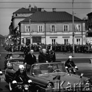 05.04.1965, Warszawa, Polska.
Wizyta radzieckich dostojników: I sekretarza KC KPZR Leonida Breżniewa i premiera Aleksieja Kosygina w Warszawie. Traktem królewskim przejeżdżają w odkrytym samochodzie Aleksiej Kosygin i premier Józef Cyrankiewicz.
Fot. Jarosław Tarań, zbiory Ośrodka KARTA [65-74]
 
