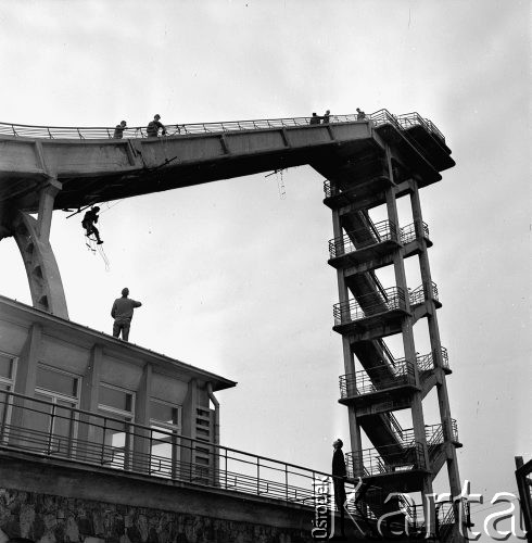 16.05.1965, Warszawa, Polska.
Skocznia narciarska na Mokotowie.
Fot. Jarosław Tarań, zbiory Ośrodka KARTA [65-67]
 
