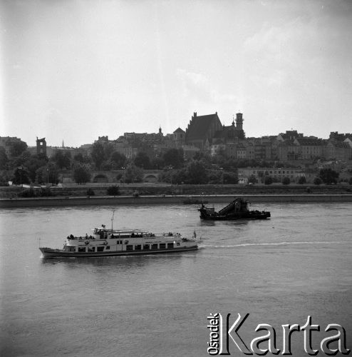 11.07.1965, Warszawa, Polska.
Statek wycieczkowy i barka płynące po Wiśle. Za rzeką ruiny Zamku Królewskiego i Stare Miasto.
Fot. Jarosław Tarań, zbiory Ośrodka KARTA [65-68]
 
