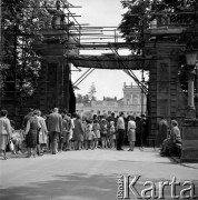11.07.1965, Wilanów.
Tłum zwiedzających w bramie Pałacu Królewskiego w Wilanowie.
Fot. Jarosław Tarań, zbiory Ośrodka KARTA [65-68]
 
