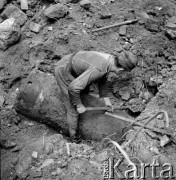 8.11.1965, Warszawa, Polska.
Rozbiórka domu przy ul. Okólnik, saperzy usuwający minę z czasów II wojny światowej.
Fot. Jarosław Tarań, zbiory Ośrodka KARTA [65-104]
 
