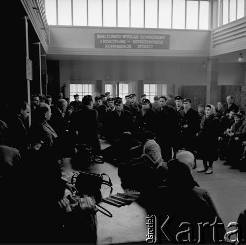 22.04.1965, Warszawa, Polska.
Zajezdnia tramwajowa przy Woronicza, masówka w związku ze śmiercią Tadeusza Janusza.
Fot. Jarosław Tarań, zbiory Ośrodka KARTA [65-124]
 
