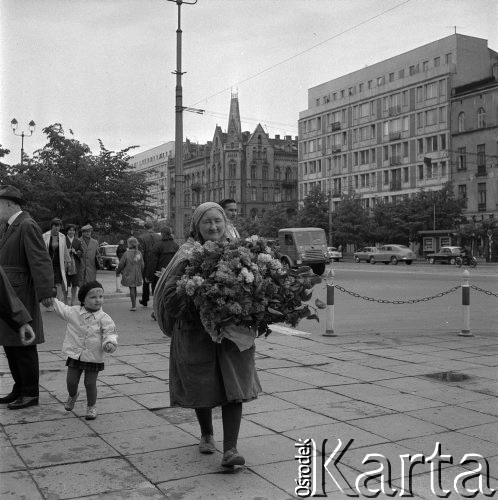 15.06.1965, Warszawa, Polska.
Ulica Marszałkowska, kobieta z kwiatami.
Fot. Jarosław Tarań, zbiory Ośrodka KARTA [65-119]
 
