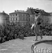 4.04.1965, Warszawa, Polska.
Impreza plenerowa - pokaz wiosennej mody na murach Starego Miasta.
Fot. Jarosław Tarań, zbiory Ośrodka KARTA [65-117]
 
