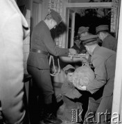 22.04.1965, Anin
Saperzy wynoszą niewypał z mieszkania.
Fot. Jarosław Tarań, zbiory Ośrodka KARTA [65-124]
 
