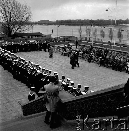 14.05.1965, Warszawa, Polska.
Promocja absolwentów Szkoły Żeglugi Śródlądowej.
Fot. Jarosław Tarań, zbiory Ośrodka KARTA [65-120]
 
