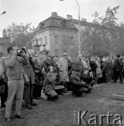 17.10.1965, Warszawa, Polska.
Przeprowadzka pomnika księcia Józefa Poniatowskiego, fotoreporterzy.
Fot. Jarosław Tarań, zbiory Ośrodka KARTA [65-112]
 
