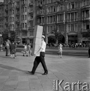 24.08.1965, Warszawa, Polska.
Mężczyzna z pudłami.
Fot. Jarosław Tarań, zbiory Ośrodka KARTA [65-103]
 
