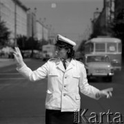 20.08.1965, Warszawa, Polska.
Kierowanie ruchem drogowym, konkurs MO, laureatka kapral Elżbieta Bek.
Fot. Jarosław Tarań, zbiory Ośrodka KARTA [65-90]
 
