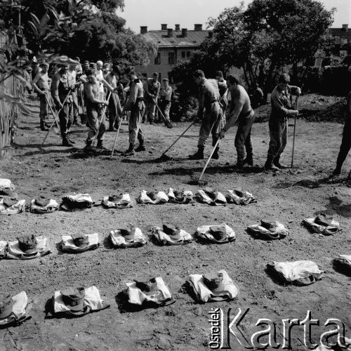 29.08.1965, Warszawa, Polska.
Żołnierze w czasie prac społecznych.
Fot. Jarosław Tarań, zbiory Ośrodka KARTA [65-89]
 
