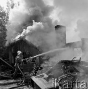 6.09.1965, Warszawa, Polska.
Pożar domu w Alejach Niepodległości.
Fot. Jarosław Tarań, zbiory Ośrodka KARTA [65-115]
 
