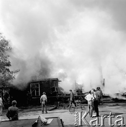 6.09.1965, Warszawa, Polska.
Pożar domu w Alejach Niepodległości.
Fot. Jarosław Tarań, zbiory Ośrodka KARTA [65-115]
 
