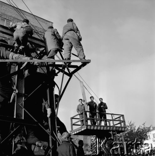 17.10.1965, Warszawa, Polska.
Przeprowadzka pomnika księcia Józefa Poniatowskiego.
Fot. Jarosław Tarań, zbiory Ośrodka KARTA [65-114]
 
