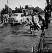 9.09.1965, Warszawa, Polska.
Awaria wodociągu, powódź na rondzie.
Fot. Jarosław Tarań, zbiory Ośrodka KARTA [65-107]
 
