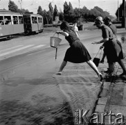 9.09.1965, Warszawa, Polska.
Awaria wodociągu, powódź na rondzie.
Fot. Jarosław Tarań, zbiory Ośrodka KARTA [65-107]
 

