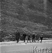 27.02.1965, Warszawa, Polska.
Ulica Tamka, uczniowie z tornistrami..
Fot. Jarosław Tarań, zbiory Ośrodka KARTA [65-105]
 

