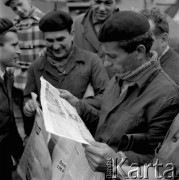 18.10.1965, Warszawa, Polska.
Przeprowadzka pomnika księcia Józefa Poniatowskiego, mężczyźni czytający gazety.
Fot. Jarosław Tarań, zbiory Ośrodka KARTA [65-110]
 
