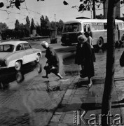 9.09.1965, Warszawa, Polska.
Awaria wodociągu, powódź na rondzie.
Fot. Jarosław Tarań, zbiory Ośrodka KARTA [65-107]
 
