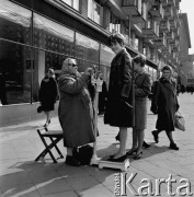 04.04.1966, Warszawa, Polska.
Uliczna waga na Marszałkowskiej.
Fot. Jarosław Tarań, zbiory Ośrodka KARTA [66-260]
 
