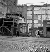 04.04.1966, Warszawa, Polska.
Riuny kamienicy przy ul. Żelaznej.
Fot. Jarosław Tarań, zbiory Ośrodka KARTA [66-260]
 
