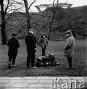 25.03.1966, Warszawa, Polska.
Grupa chłopców na Powiślu. Bójka.
Fot. Jarosław Tarań, zbiory Ośrodka KARTA [66-132]
 

