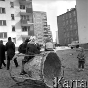20.04.1966, Warszawa, Polska.
Dzieci bawiące się na budowie Osiedla Młociny.
Fot. Jarosław Tarań, zbiory Ośrodka KARTA [66-18]
 
