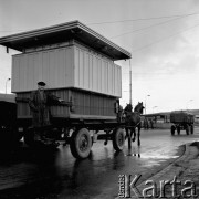 11.03.1966, Warszawa, Polska.
Transport kiosku 